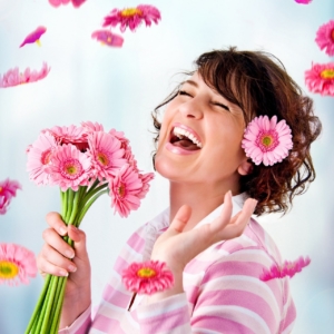 Frau mit rosa Blumen