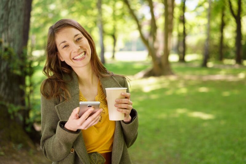 Frau mit Handy. Bildquelle: Shutterstock / stockfour